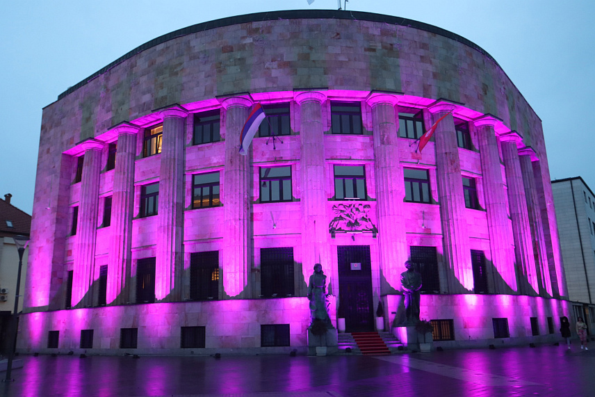 БАЊАЛУКА, 26. МАРТА /СРНА/ - Поводом обиљежавања Свјетског дана пружања подршке особама са епилепсијом - "Љубичастог дана", Палата Републике и зграда бањалучке Градске управе вечерас је освијетљена у љубичастој боји, као знак подршке обољелима којих је у Српској око 6.000. /ФОТО Борислав Здриња/