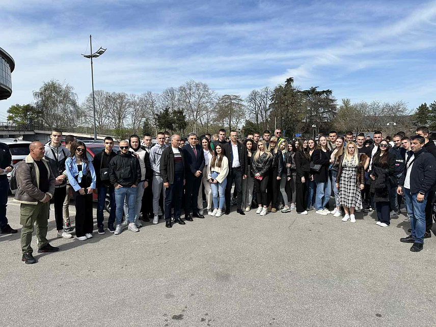 БЕОГРАД, 26. МАРТА /СРНА/ - Ученици Техничке школе из Бањалуке, која је највећа средња школа у Републици Српској, данас су у Београду обишли најзначајније знаменитости српске пријестонице, као и Сајам аутомобила.