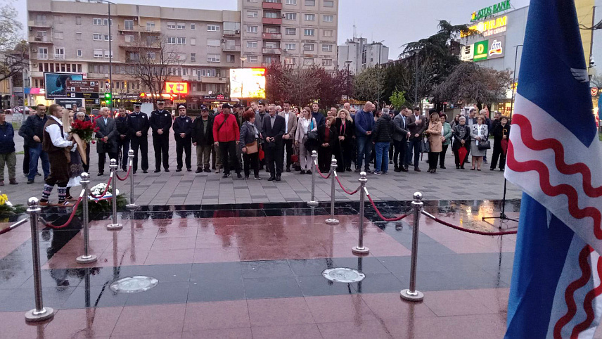 БИЈЕЉИНА, 26. МАРTА /СРНА/ - У Бијељини је данас одата почаст погинулим борцима и цивилима мајевичког краја у протеклом Одбрамбено-отаџбинском рату, међу којима је највећи број страдао на данашњи дан 1993. и 1995. године.	

