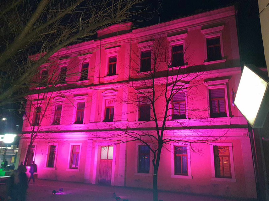 НОВИ ГРАД, 26. МАРТА /СРНА/ - Зграда Општинске управе у Новом Граду вечерас је освијетљена љубичастом бојом у знак подршке обољелима од епилепсије.