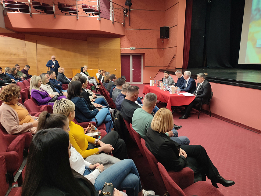 ГРАДИШКА, 26.МАРТА /СРНА/ - У Културном центру у Градишци вечерас је представљена аутобиографска књига Средоја Новића, "Од Детлака до Ист Ривера".