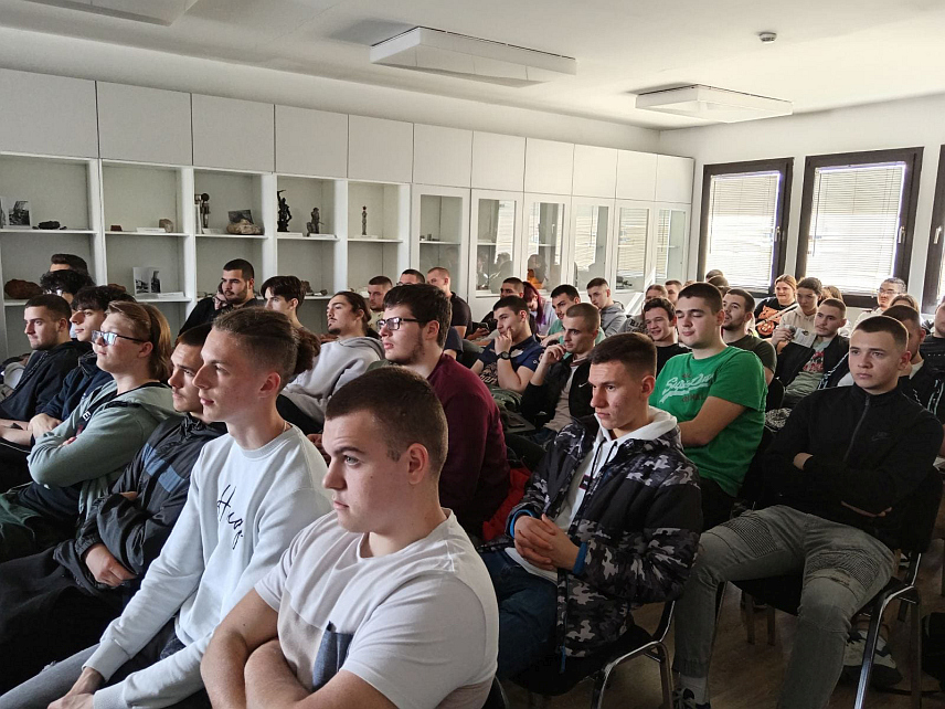 ПРИЈЕДОР, 27. МАРТА /СРНА/ - Ученици четвртог разреда средње школе на промоцији уписа нове генерације студената на Рударском факултету у Приједору.