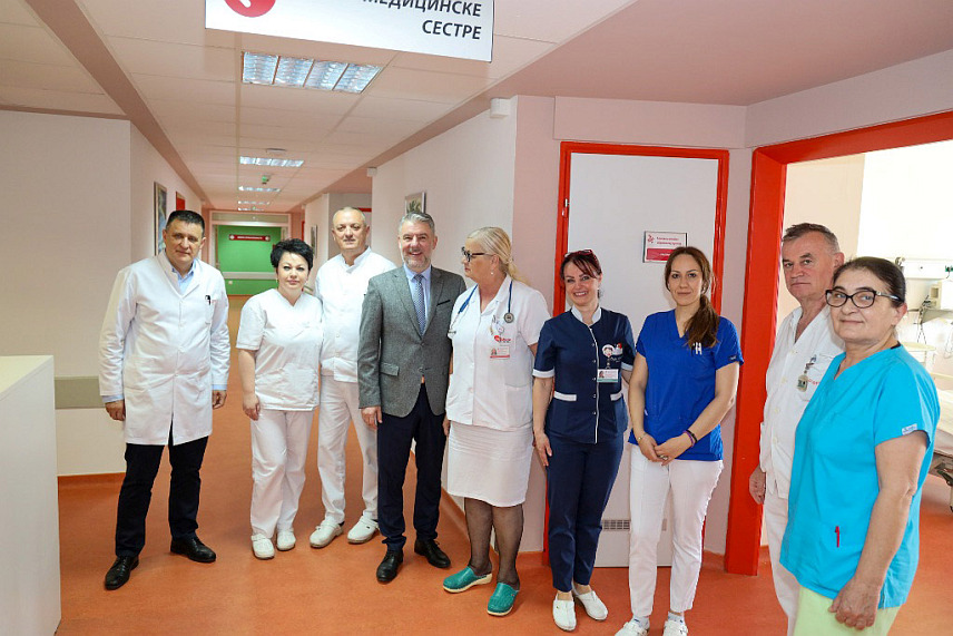 БАЊАЛУКА, 27. МАРТА /СРНА/ - Министар здравља и социјалне заштите Републике Српске Ален Шеранић изјавио је да Клиника за општу и абдоминалну хирургију Универзитетског клиничког центра /УКЦ/ Републике Српске ради у изванредним условима и најавио нове програма.