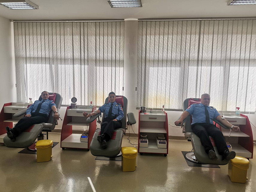 БИЈЕЉИНА, 27. МАРTА /СРНА/ - У Бијељини је јутрос почела дводневна акција добровољног давања крви припадника бијељинске Полицијске управе поводом обиљежавања 4. априла - Дана полиције Републике Српске.