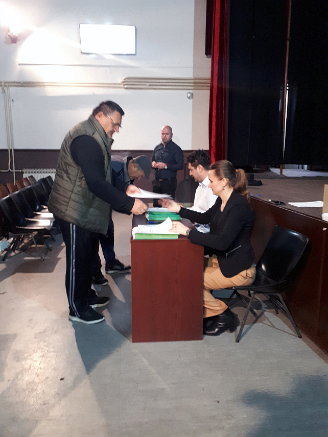 КОСTАЈНИЦА, 27. МАРTА /СРНА/ - Начелник општине Костајница Никола Јањетовић уручио је данас рјешења о додјели једнократне новчане помоћи од по 200 КМ за 149 незапослених бораца и ратних војних инвалида који су остварили ово право по основу јавног позива.