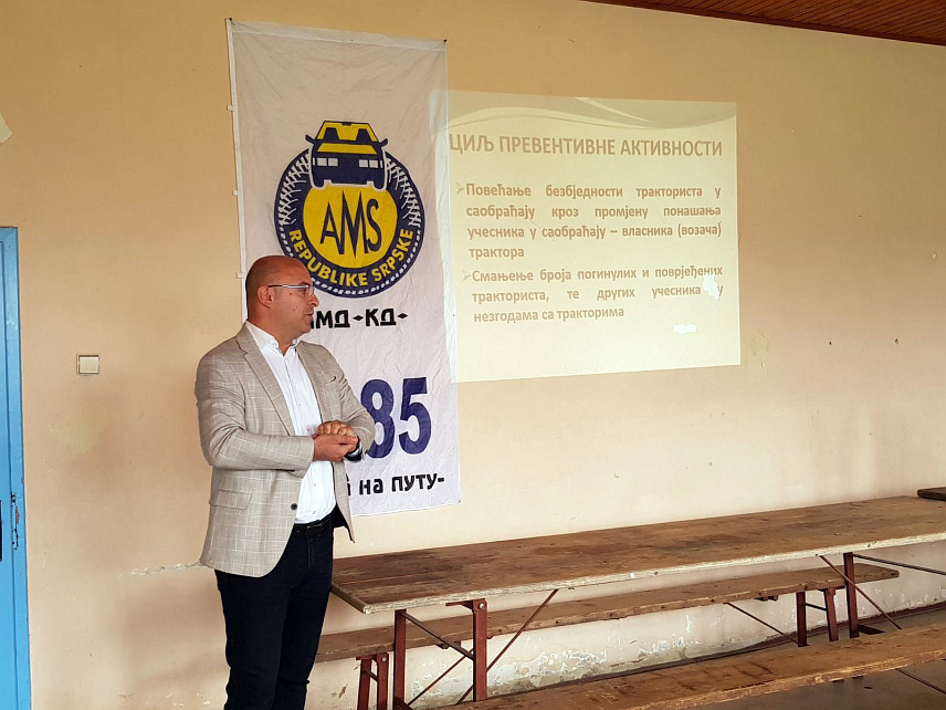 КОЗАРСКА ДУБИЦА, 27. МАРTА /СРНА/ - У оквиру превентивне акције "Освјетлај образ, домаћине! Означи трактор жутим ротационим свјетлом", одржано је предавање за трактористе и подијељена су им ротациона свјетла.