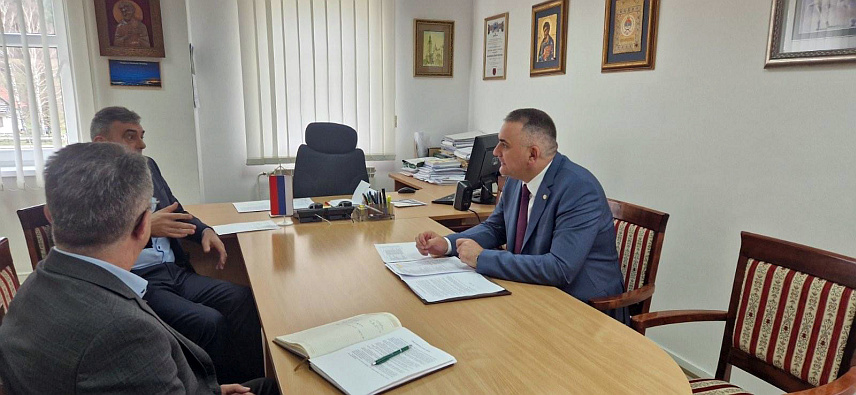 БАЊАЛУКА, 27. МАРТА /СРНА/ - Министар пољопривреде, шумарства и водопривреде Републике Српске Саво Минић састао се данас са начелником општине Петровац-Дринић Драгом Ковачевићем.