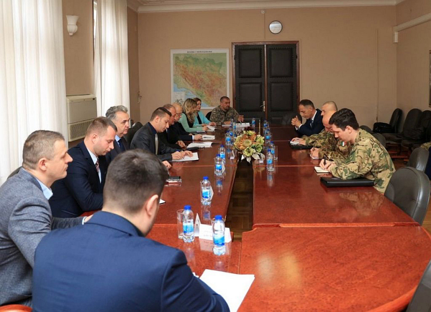 САРАЈЕВО, 27. МАРТА /СРНА/ - Министар одбране у Савјету министара Зукан Хелез и његов замјеник Александар Гогановић данас разговорали са командантом ЕУФОР-а у БиХ Ласлом Штицом о деминирања и рјешавању вишкова наоружања, муниције и минско-експлозивних средстава, те захвалили за подршку Еуфору.	

