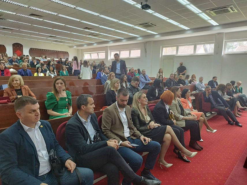 БАЊАЛУКА, 27. МАРТА /СРНА/ - Промоцијом 56 студената првог циклуса и 12 студената другог циклуса студија, Факултет политичких наука Универзитета у Бањалуци данас је свечано обиљежио дан ове установе и 15 година рада.