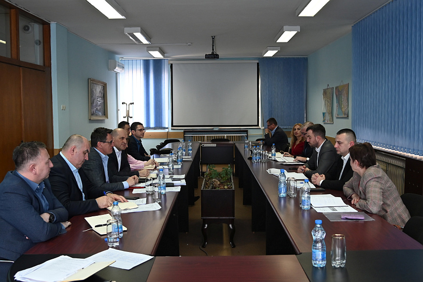 ДОБОЈ, 27. МАРТА /СРНА/ - Састанак поводом почетка овогодишње превентивне кампање "Опрезни пазе на пружне прелазе“.