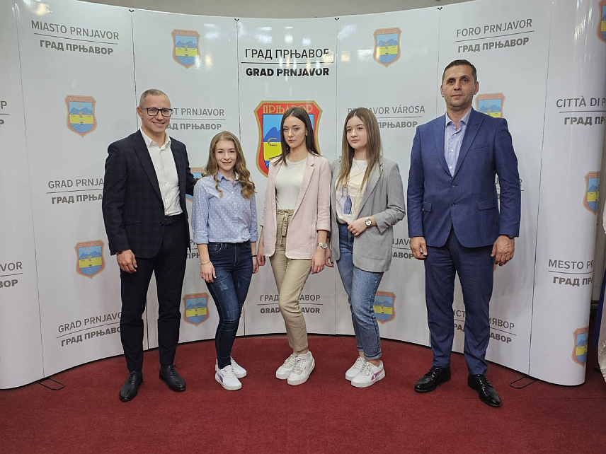 ПРЊАВОР, 27. МАРТА /СРНА/ - Градоначелник Прњавора Дарко Томаш организовао је данас пријем за ученице које су освојиле прва три мјеста на конкурсу за најбољу кратку причу о теми "Прњавор, мој град" - Јовану Пакушевски, Николину Самац и Сару Врховац.