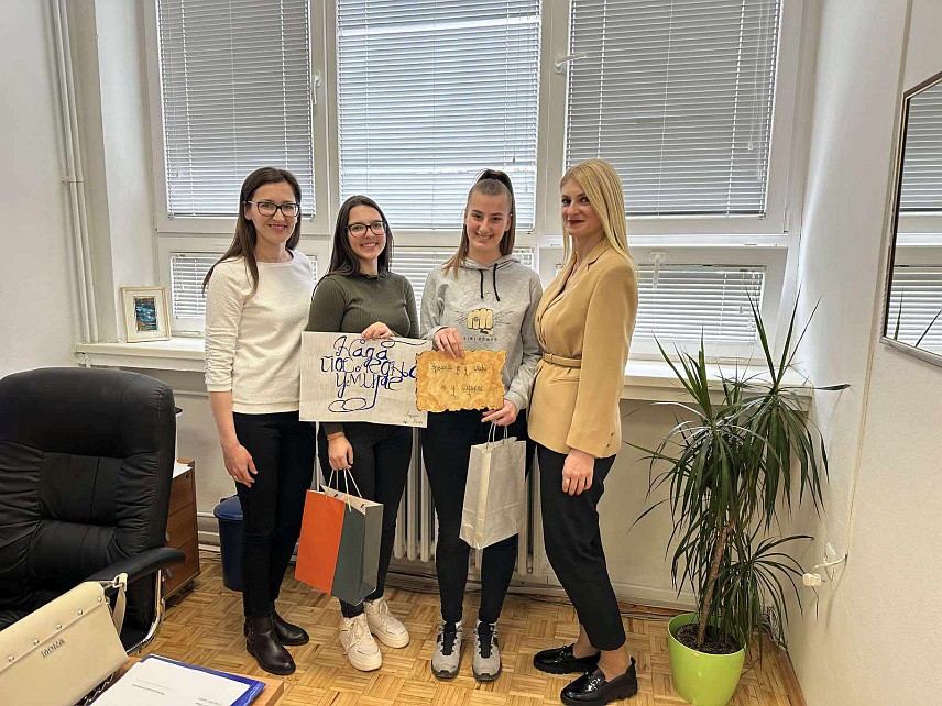 МРКОЊИЋ ГРАД, 27. МАРТА /СРНА/ - Ученица четвртог разреда Гимназије Мркоњић Град Андријана Качар освојила је прву награду на калиграфском конкурсу за ученике ове школе.