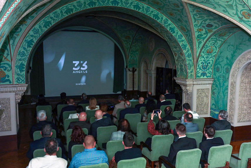 БЕОГРАД, 27. МАРТА /СРНА/ - У Краљевском двору у Београду данас је премијерно приказан документарно-играни филм "33 анђела", који говори о трагичној судбини српске дјеце заточене у нацистичким логорима у Норвешкој за вријеме Другог свјетског рата.