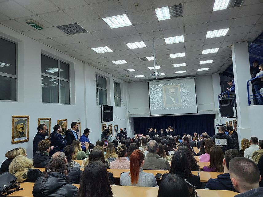 ПАЛЕ, 27. МАРТА /СРНА/ - На Филозофском факултету на Палама вечерас је одржано књижевно-поетско вече под називом "Остајте овдје" поводом Свјетског дана поезије и стогодишњице смрти Алексе Шантића.