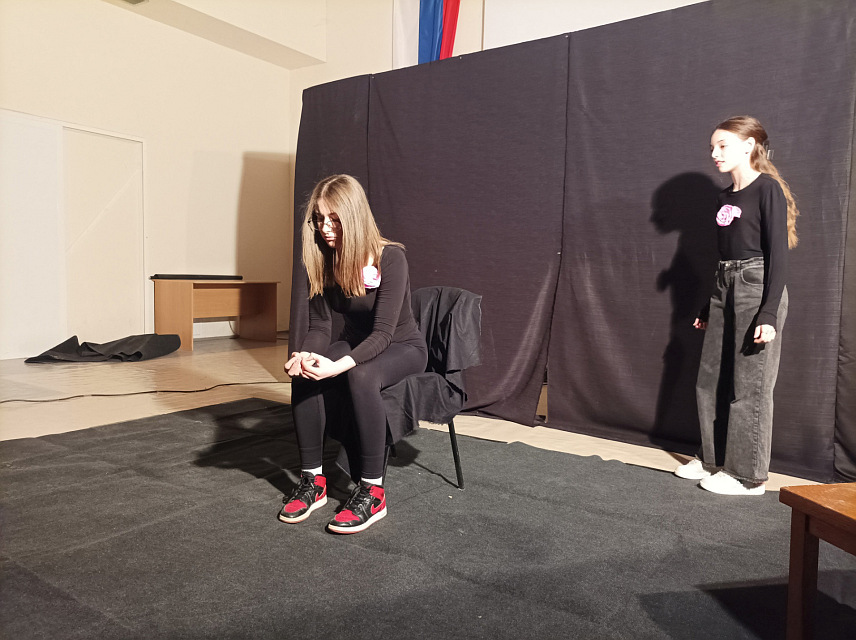 КОТОР ВАРОШ, 27. МАРТА /СРНА/ - Чланови драмске секције Основне школе "Свети Сава" премијерно су вечерас одиграли представу "Драго, драго небо" која говори о проблему вршњачког насиља.