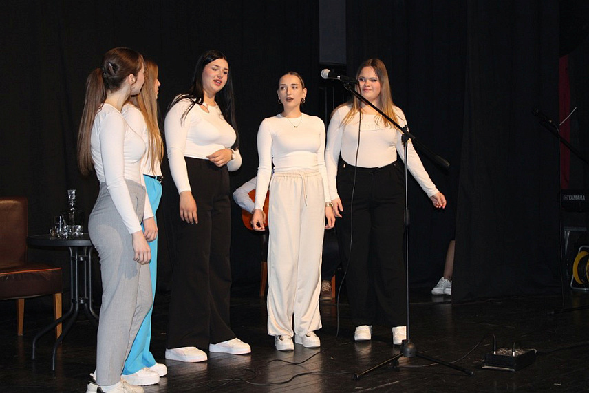 ЗВОРНИК, 27. МАРТА /СРНА/ - Ученици Средњошколског центра /СШЦ/ "Петар Кочић" из Зворника вечерас су одржали традиционални хуманитарни концерт за породицу Ленке Драгић којој Градска управа Зворник, припадници Полицијске станице Козлук и локално свештенство, градe кућу у насеља Брањево.