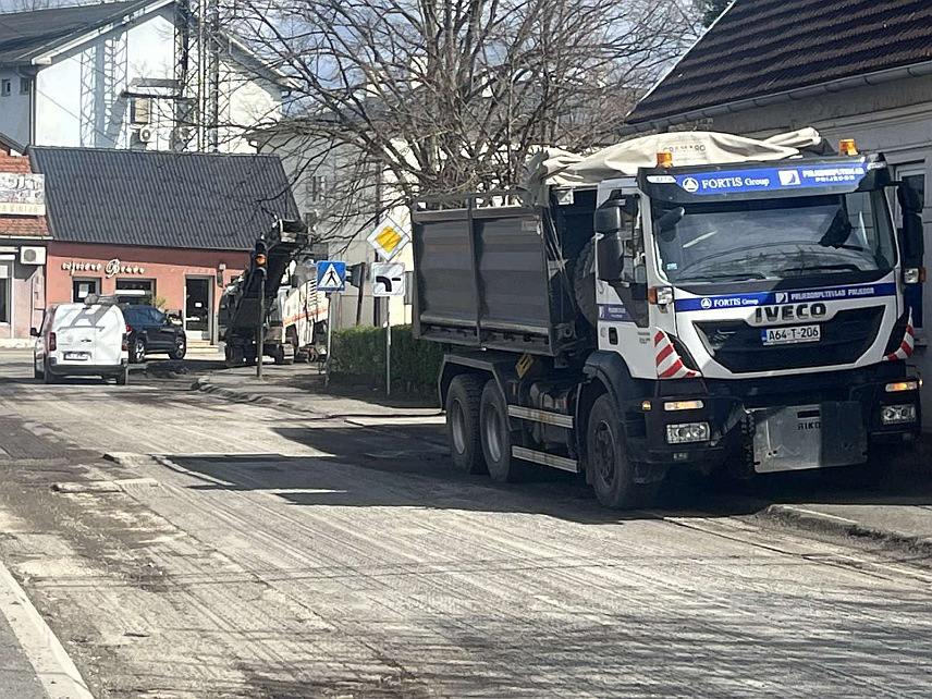 КОЗАРСКА ДУБИЦА, 28. МАРTА /СРНА/ - У Козарској Дубици у току је санација дијела магистралног пута Козарска Дубица–Костајница на раскрсници улица Книнска и Мајора Милана Tепића.