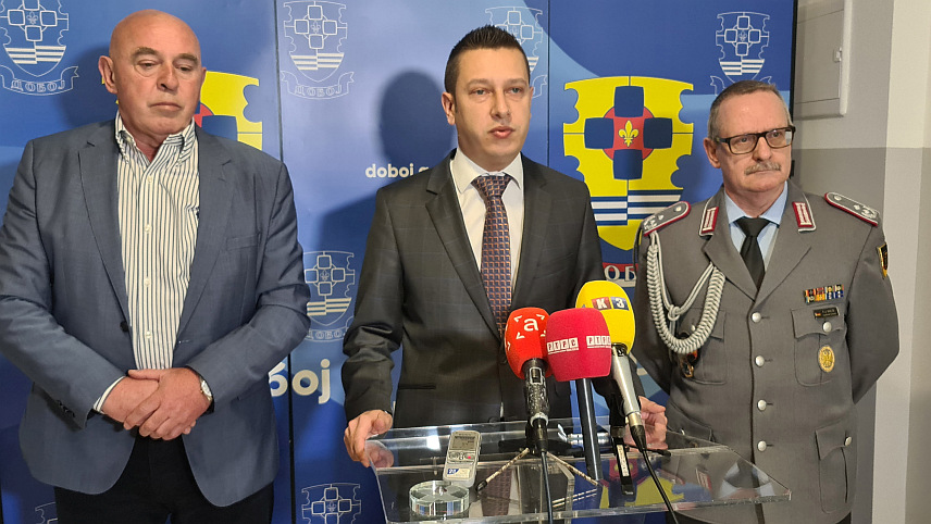 ДОБОЈ, 28. МАРТА /СРНА/ - Замјеник министра одбране БиХ Александар Гогановић, војни аташе Њемачке у БиХ Франз-Јозеф Нолт и замјеник градоначелника Добоја Славко Ковачевић на конференцији за новинаре у Добоју након састанка у Градској управи.