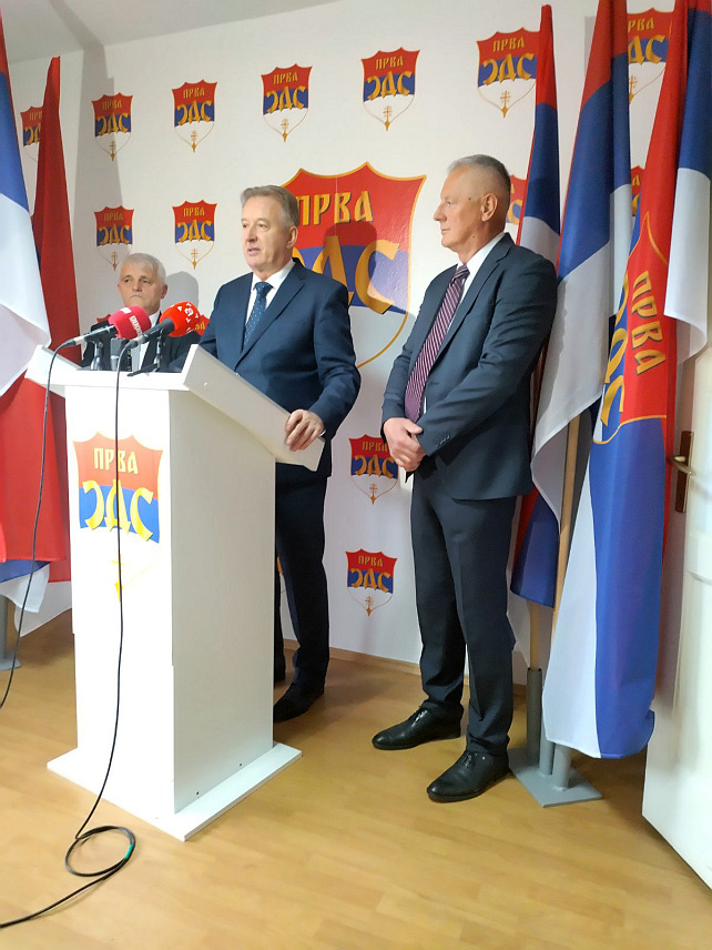 БАЊАЛУКА, 28. МАРТА /СРНА/ - Предсједник Прве СДС Рајко Паповић, потпредсједник Прве СДС Рајко Кнежевић и Генерални секретар Прве СДС Горан Савић на конференцији за новинаре у Бањалуци.