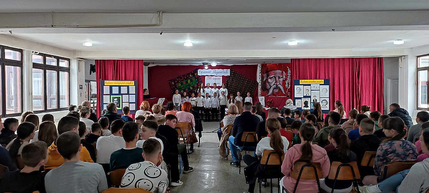 НОВИ ГРАД, 28. МАРТА /СРНА/ - У Основној школи "Вук Караџић" у Новом Граду данас је поетско-музичким часом обиљежено 200 година од рођења српског пјесника Бранка Радичевића.