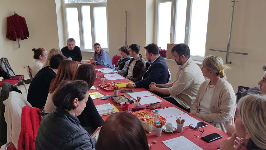 БАЊАЛУКА, 28. МАРТА /СРНА/ - Нова представа Народног позоришта Републике Српске "Швабица", по истоименом књижевном дјелу Лазе Лазаревића, у режији и драматизацији Душана Петровића, биће премијерно изведена у другој половини маја, а данас је одржана и прва проба.