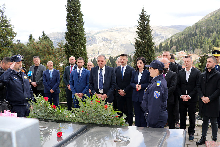 МОСTАР, 28. МАРT /СРНА/ - У Мостару је данас обиљежено 25 година од убиства тадашњег замјеника федералног министра унутрашњих послова Јозе Леутара, а тим поводом су положени вијенци и одата почаст на његовом гробу на католичком гробљу "Маслине".