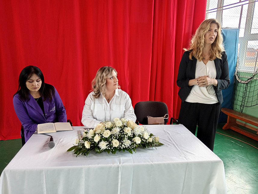 СОКОЛАЦ, 28. МАРTА /СРНА/ - У Основној школи "Соколац" данас је промовисан роман "Свитање" кроз разговор ученика деветог разреда са аутором Иваном Спахић, која је за ову књигу награђена "Златном совом" за 2023. годину, Завода за уџебенике и наставна средства Источно Ново Сарајево.