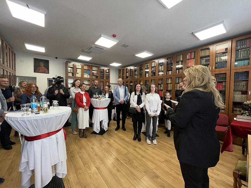 КОЗАРСКА ДУБИЦА, 28. МАРTА /СРНА/ - Народна библиотека у Козарској Дубици свечано је данас обиљежила 60 година постојања, а на свечаности су награђени појединци који су подржали рад библиотеке и најактивнији читаоци у прошлој години.