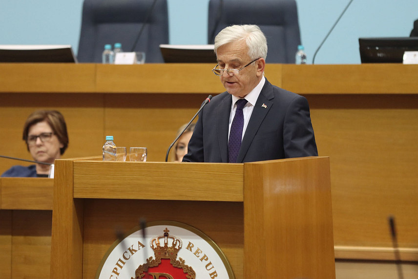 БАЊАЛУКА, 28. МАРТА /СРНА/ - Предсједник ДЕМОС-а Недељко Чубриловић током посебне скупштинске сједнице. / ФОТО - Борислав Здриња/