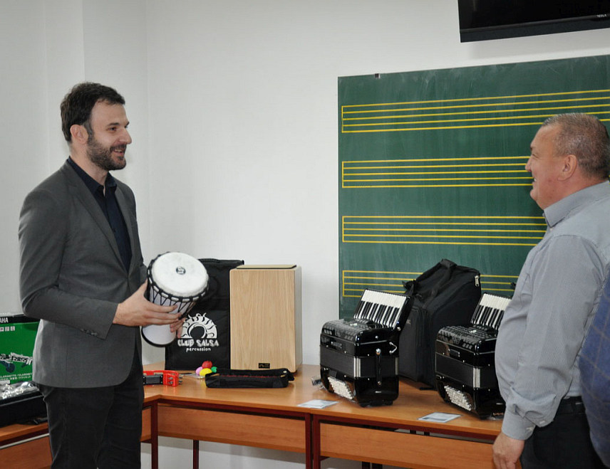 ПРИЈЕДОР, 28. МАРТА /СРНА/ - Град Приједор даровао је Музичкој школи "Саво Балабан" нове инструменте и опрему у вриједности 65.000 КМ, саопштено је из Градске управе.