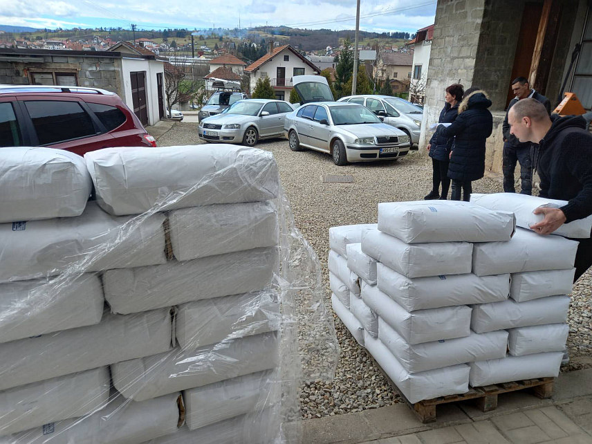 СОКОЛАЦ, 28. МАРТА /СРНА/ - Црвени крст општине Соколац подијелио је данас брашно за 92 вишечлане породице из дијела од седам тона донације коју су добили од Владе Републике Српске.