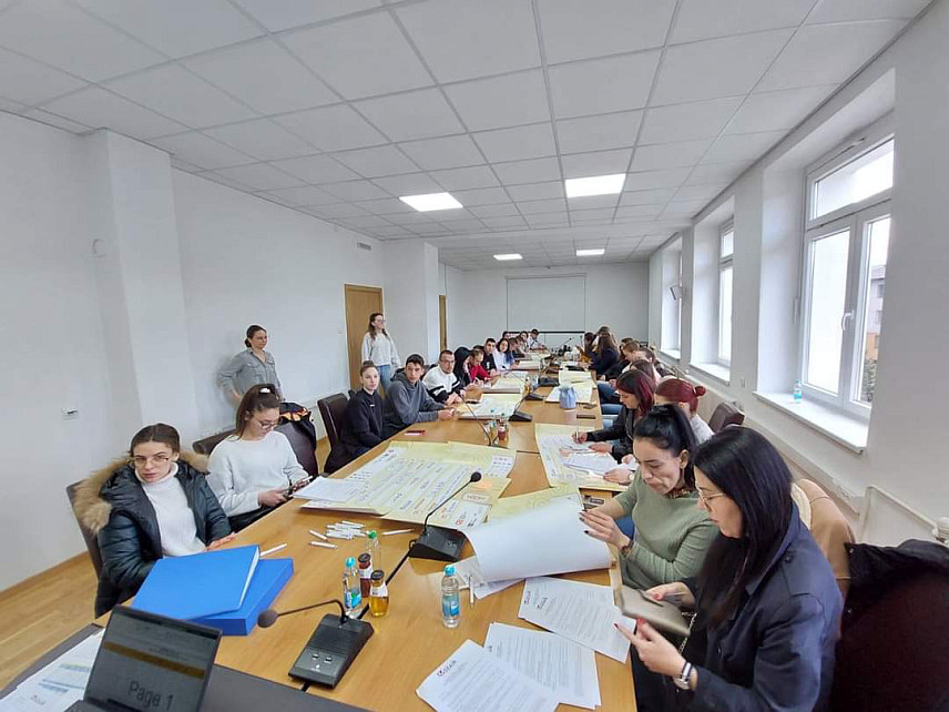 ДРВАР, 28. МАРТА /СРНА/ - У општини Дрвар данас је потписано 12 уговора о финансирању пројеката младих кроз програм Омладинске банке, укупне вриједности 35.800 КМ, речено је Срни у Општинској управи.