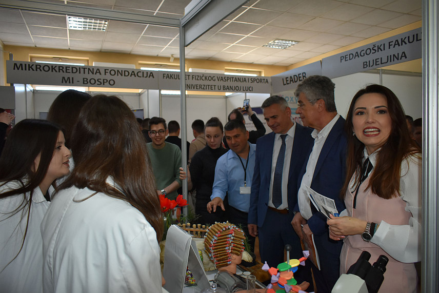 БРЧКО, 28. МАРТА /СРНА/ - У Омладинском центру у Брчком данас је одржан шести Сајам запошљавања и образовања који је окупио 60 учесника из области привреде, јавног сектора и образовања из БиХ.