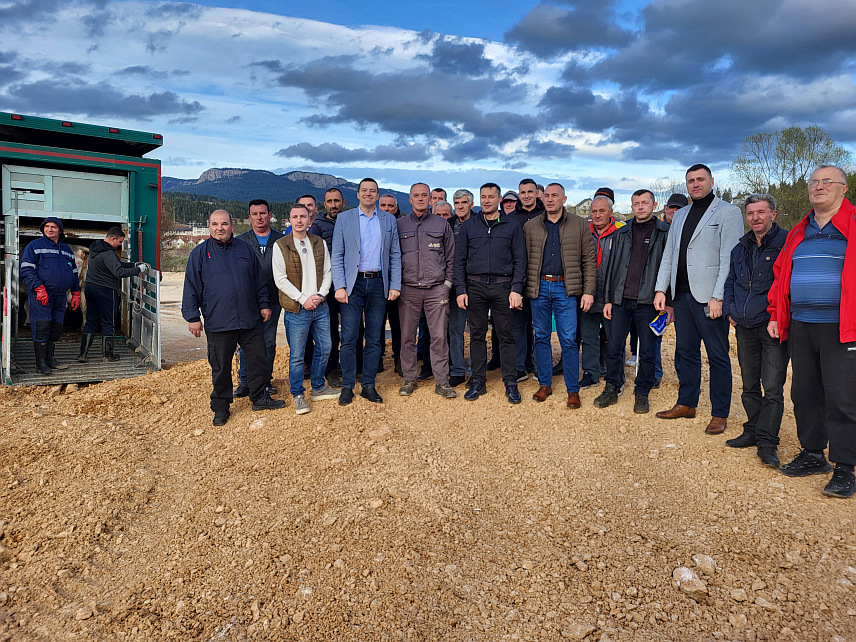 ПАЛЕ, 28. МАРТА /СРНА/ - Посланик у Народној скупштини Републике Српске Ацо Станишић данас је у својству донатора потписао уговор са 20 лица са подручја општине Пале која су у складу са јавним позивом остварила право на донацију крава и јуница, укупне вриједности око 86.000 КМ.