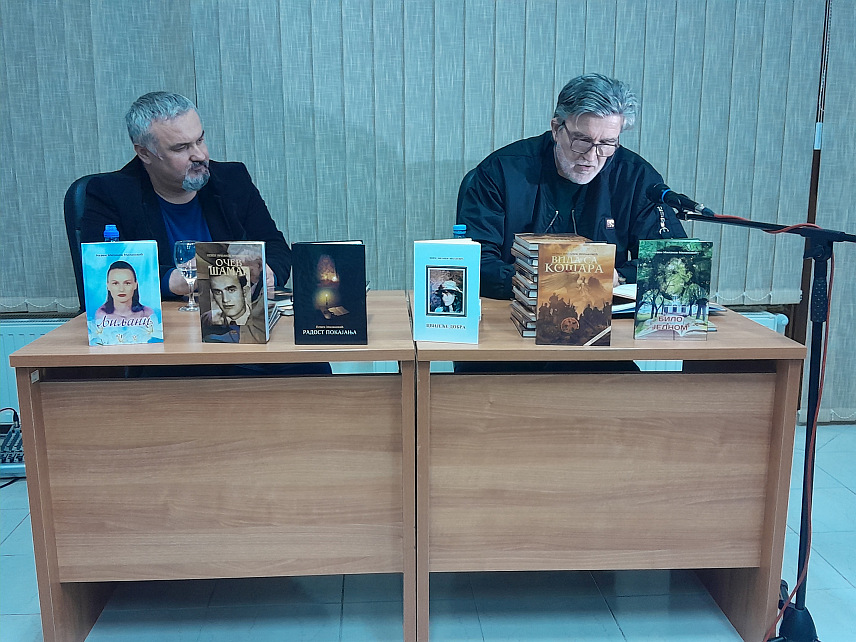 МРКОЊИЋ ГРАД, 28. МАРТА /СРНА/ - Књижевник Невен Милаковић представио је вечерас у Народној библиотеци у Мркоњић Граду збирке пјесама "Вила са Кошара" и "Радост покајања".