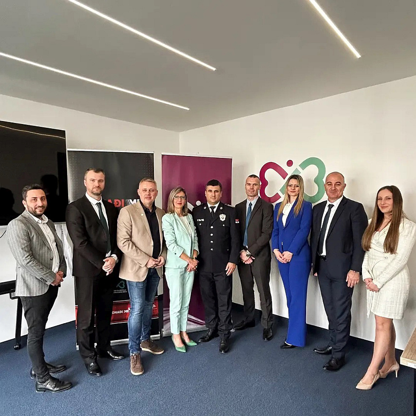 БАЊАЛУКА, 28. МАРТА /СРНА/ - Представници Министарства унутрашњих послова /МУП/ Републике Српске посјетили су Центар за несталу и злостављану децу у Новом Саду с циљем размјене искустава, сагледавања могућности и идентификацију изазова везаних за усвајање "Амбер Алерт" система за узбуњивање у случају нестанка дјетета у Српској.