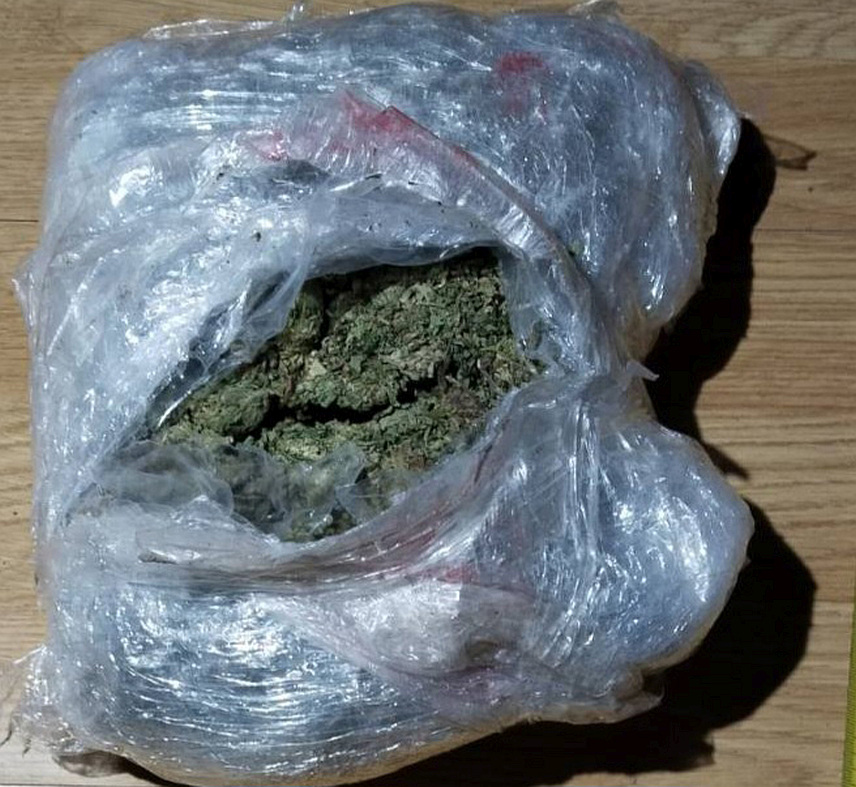 БАЊАЛУКА, 28. МАРТА /СРНА/ - Припадници Полицијске станице Лакташи ухапсили су лице чији су иницијали Б.Р. из тог града након што су код њега пронашли одређену количину дроге, док се интензивно трага за још једним лицем, у оквиру оперативне акције кодног назива "Фолија".