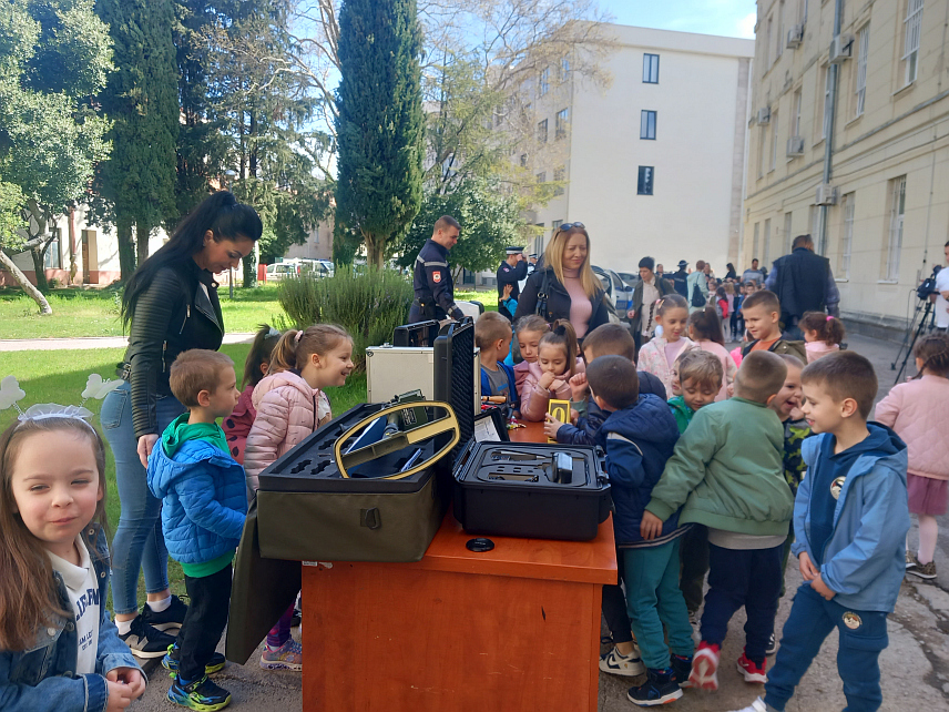 TРЕБИЊЕ, 29. МАРТА /СРНА/ - Полицијска управа Tребиње организовала је Дан отворених врата за дјецу из вртића поводом обиљежавања Дана полиције Републике Српске.
