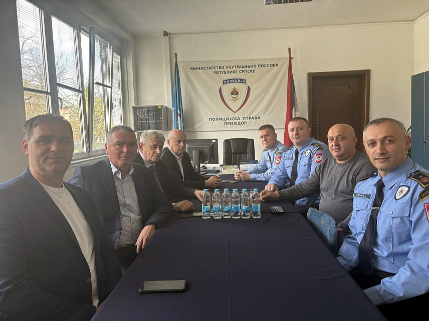	ПРИЈЕДОР, 29. МАРТА /СРНА/ - Начелник Полицијске управе /ПУ/ Приједор Драган Милојица организовао је данас пријеме за представнике више институција, удружења и организација поводом 4. априла, Дана полиције Републике Српске, саопштено је данас из ове управе.