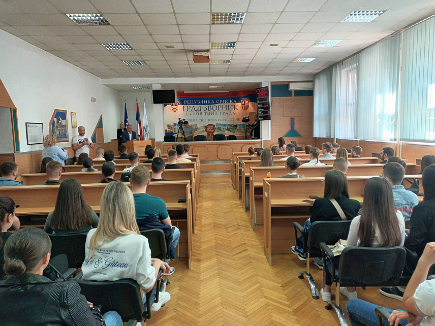 ЗВОРНИК, 29. МАРТА /СРНА/ - У Градској управи Зворник данас су потписани уговори са 213 студената који су за 2023/24. годину остварили право на стипендирање из градског буџета.