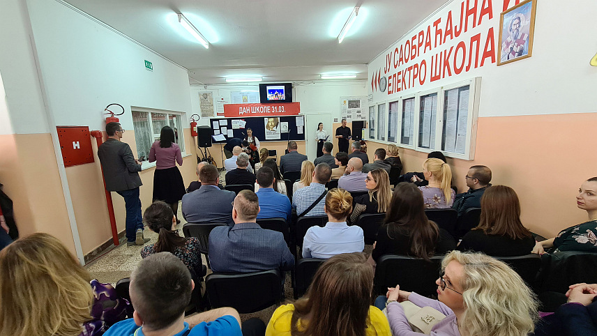 ДОБОЈ, 29. МАРТА /СРНА/ - Саобраћајна и електро школа из Добоја данас је поводом Дана школе - 31. марта, организовала богат културно умјетнички програм током којег су представљена ученичка достигнућа и похваљени ученици који су остварили успјехе на регионалним такмичењима.