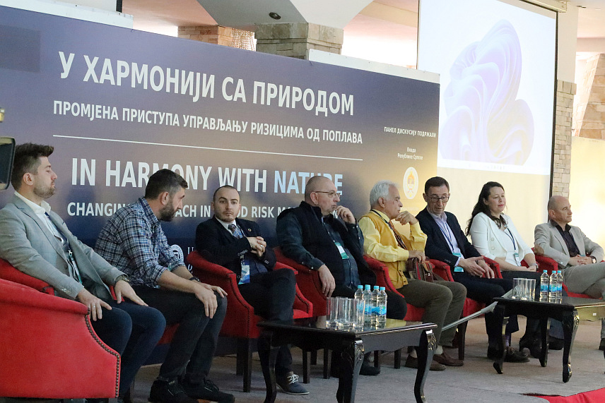 БИЈЕЉИНА, 29. МАРТА, /СРНА/ - Панел-дискусија "У хармонији са природом - промјена приступа управљању ризицима од поплава" окупила је у Бијељини бројне стручњаке из Српске, Србије, Велике Британије и Холандије како би размјеном знања и искуства унаприједили ову област и указали на савремене технолошке концепте такозваних природом инспирисаних рјешења.