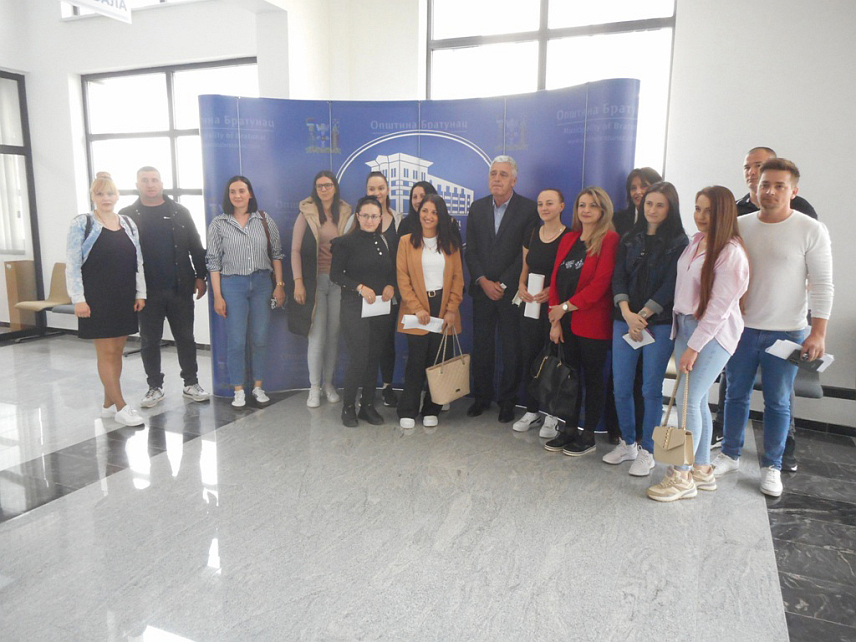 БРАТУНАЦ, 29. МАРТА /СРНА/ - Осамнаест брачних парова из општине Братунац, који су у прва три мјесеца ове године постали родитељи, добило је подстицаје од општине.