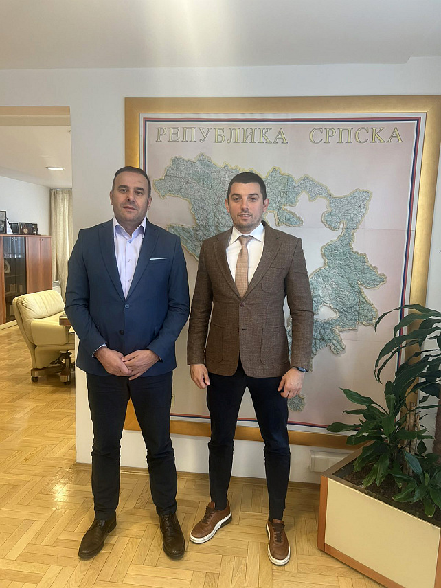 БАЊАЛУКА, 29. МАРТА /СРНА/ - Министар трговине и туризма Републике Српске Денис Шулић састао се данас у Бањалуци са омбудсменом за људска права Невенком Врањешом.