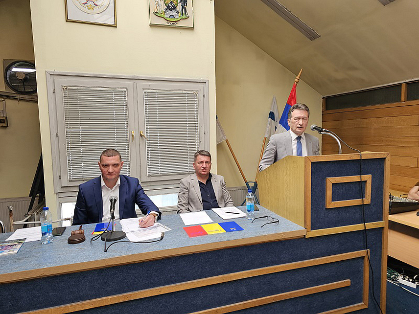 УГЉЕВИК, 29. МАРTА /СРНА/ - Tематска сједница Скупштине општине Угљевик.