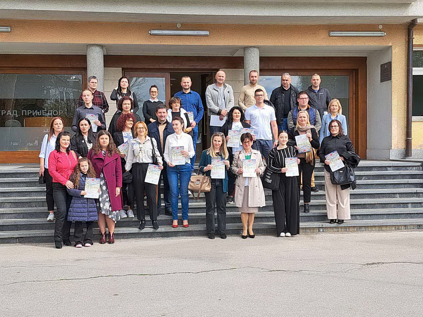 ПРИЈЕДОР, 29. МАРТА /СРНА/ - Град Приједор уручио је данас захвалнице и награде учесницима акције "Чисто прољеће" у којој је ове године учествовало двадесетак појединаца и организација, а међу њима и девет основних школа, саопштено је из Градске управе.