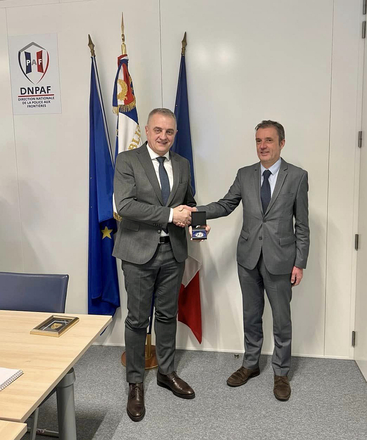 ПАРИЗ, 29. МАРТА /СРНА/ - Директор Службе за послове са странцима Жарко Лакета, директор Граничне полиције БиХ Мирко Купрешаковић и директор Агенције за истраге и заштиту Дарко Ћулум су данас одржали састанак са представницима француске Управе државне границе /ДНПАФ/ у Паризу.