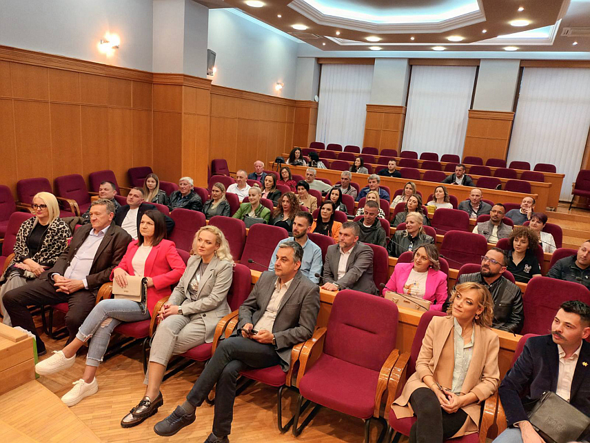 TРЕБИЊЕ, 29.МАРТА /СРНА/ - Градоначелник Tребиња Мирко Ћурић уприличио је данас пријем за учеснике пете смотре ветерана Фолклорних ансамбала која се за викенд одржава у овом граду.