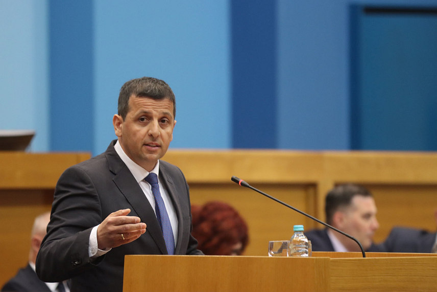 БАЊАЛУКА, 28. МАРTА /СРНА/ - Шеф посланичког клуба Листе за правду и ред у Народној скупштини Републике Српске Небојша Вукановић рекао је данас да је Устав Српске јеванђеље којег треба да се придржавају сви у Српској./Фото - Борислав Здриња/