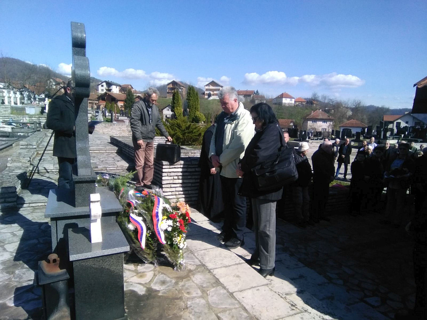 БРАТУНАЦ, 2. МАРТА /СРНА/ - На братуначком гробљу данас је служен парастос, положено цвијеће и одата почаст погинулим српским борцима чији су посмртни остаци, након потписивања Дејтонског мировног споразума, у егзодусу Срба из сарајевских општина пренесени и сахрањени на овом гробљу, те обиљежено 28 година од преноса њихових моштију у Братунац.